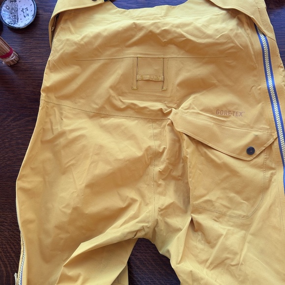 COPY - Patagonia Women's Untracked Bibs Med Yellow - Picture 8 of 9